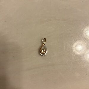 Infinity necklace with diamond